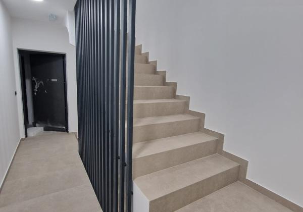 Chorvátsko - Novostavba apartmán s výhľadom na more len 150m od mora už len jeden v ponuke