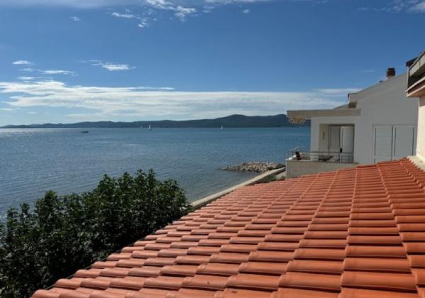 Chorvatsko na predaj: Jedinečný apartmán v Sukošane – Prvý rad pri mori!