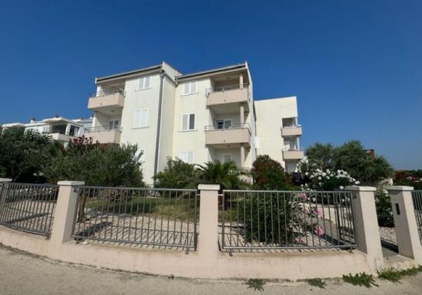 Chorvatsko na predaj: Jedinečný apartmán v Sukošane – Prvý rad pri mori!