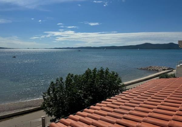 Chorvatsko na predaj: Jedinečný apartmán v Sukošane – Prvý rad pri mori!