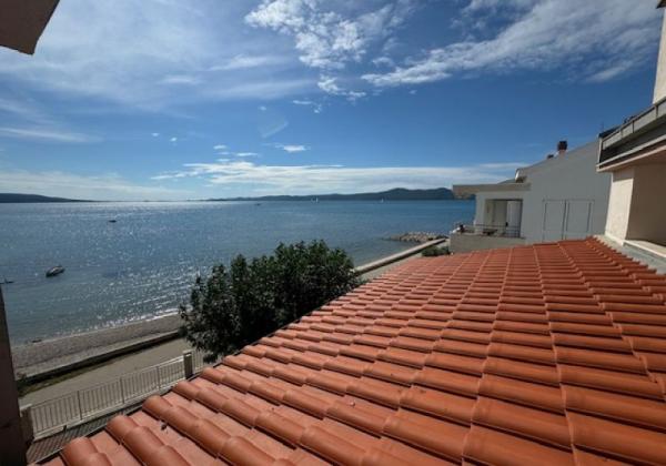 Chorvatsko na predaj: Jedinečný apartmán v Sukošane – Prvý rad pri mori!