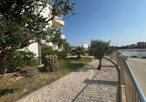 Chorvatsko na predaj: Jedinečný apartmán v Sukošane – Prvý rad pri mori!