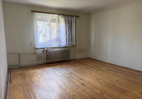 ZNÍŽENÁ CENA - Priestranný rodinný dom s veľkou záhradou - Lopej