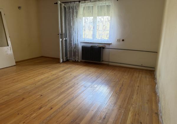 ZNÍŽENÁ CENA - Priestranný rodinný dom s veľkou záhradou - Lopej