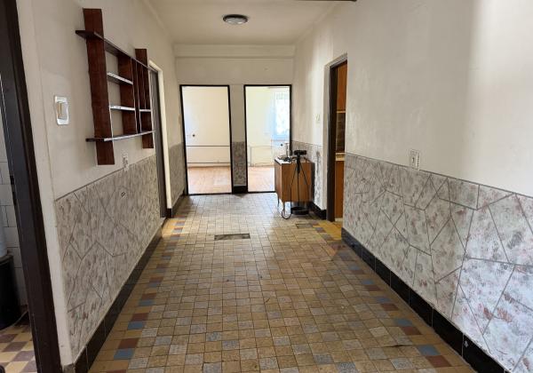 ZNÍŽENÁ CENA - Priestranný rodinný dom s veľkou záhradou - Lopej