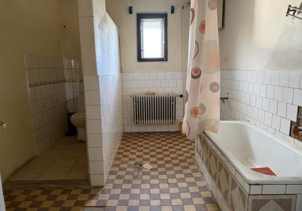 ZNÍŽENÁ CENA - Priestranný rodinný dom s veľkou záhradou - Lopej