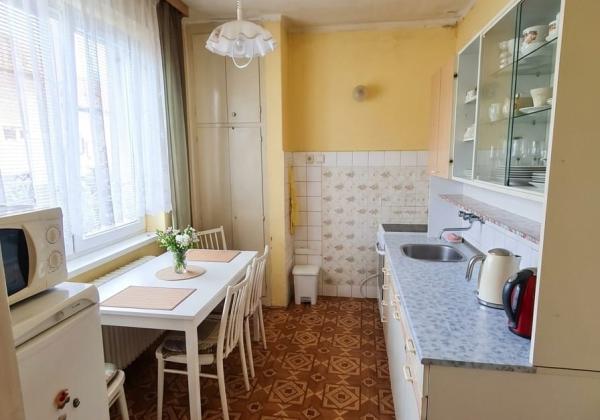 Na predaj 2 izbový byt s balkónom aj loggiou v pôvodnom stave vo Valaskej