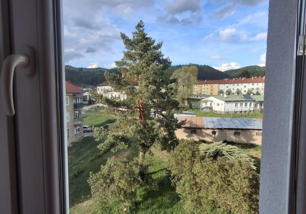 Na predaj 2 izbový byt s balkónom aj loggiou v pôvodnom stave vo Valaskej