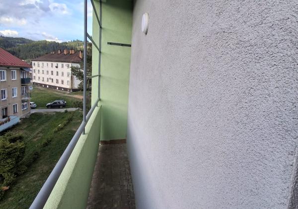 Na predaj 2 izbový byt s balkónom aj loggiou v pôvodnom stave vo Valaskej