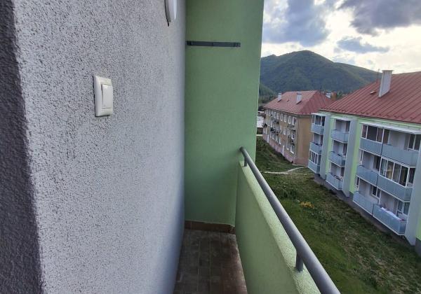 Na predaj 2 izbový byt s balkónom aj loggiou v pôvodnom stave vo Valaskej