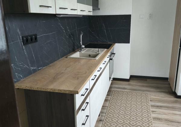PREDAJ: 2-izbový byt s balkónom – Valaská, Hronská ulica