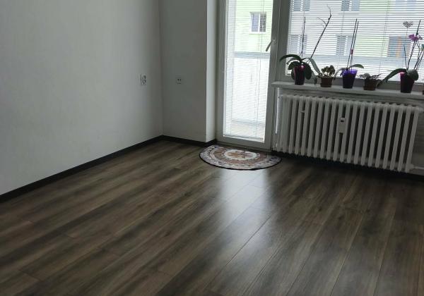 PREDAJ: 2-izbový byt s balkónom – Valaská, Hronská ulica