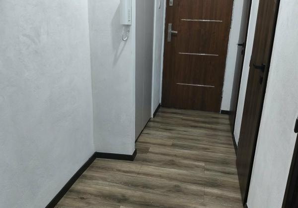 PREDAJ: 2-izbový byt s balkónom – Valaská, Hronská ulica