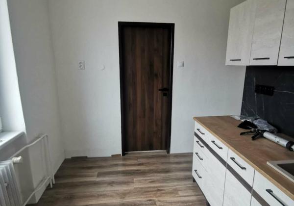 PREDAJ: 2-izbový byt s balkónom – Valaská, Hronská ulica
