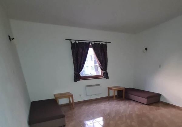 Priestranný 3-izbový byt (70 m²) v rodinnom dome so záhradou