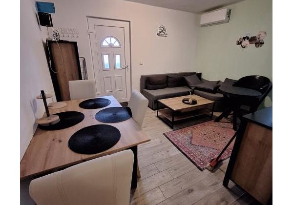 Chorvátsko ,ostrov Vir - Na predaj prízemný apartmán s terasou len 150 m od mora!