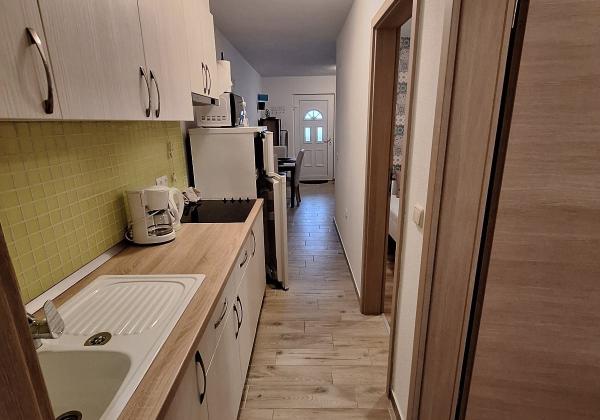 Chorvátsko ,ostrov Vir - Na predaj prízemný apartmán s terasou len 150 m od mora!