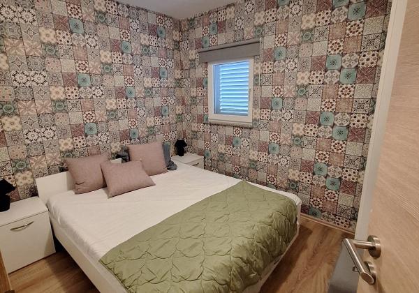 Chorvátsko ,ostrov Vir - Na predaj prízemný apartmán s terasou len 150 m od mora!