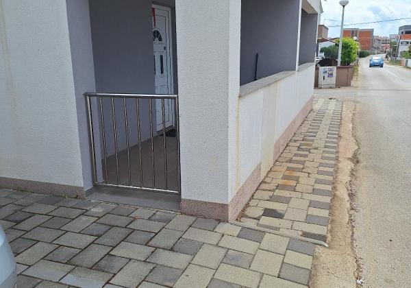 Chorvátsko ,ostrov Vir - Na predaj prízemný apartmán s terasou len 150 m od mora!