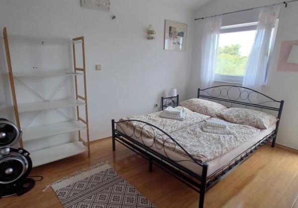 Chorvátsko, ostrov Vir - Na predaj dvojpodlažný apartmán so záhradou