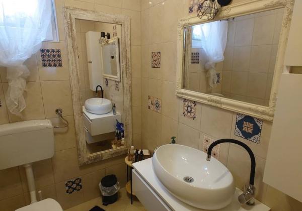 Chorvátsko, ostrov Vir - Na predaj dvojpodlažný apartmán so záhradou