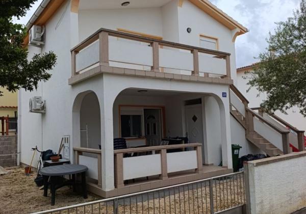 Chorvátsko - Na predaj rodinný  dom s dvoma apartmánmi na ostrove Vir