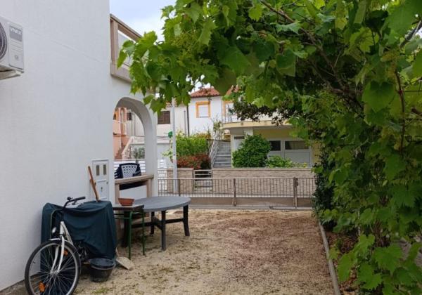 Chorvátsko - Na predaj rodinný  dom s dvoma apartmánmi na ostrove Vir