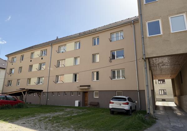 Exkluzívne na predaj - 2 izbový byt priamo v centre Brezna