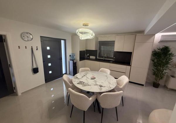 Chorvátsko- Moderný apartmán na ostrove Vir - Centrum