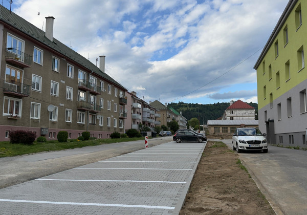 == Priestranný  2- izbový byt 65 m2 vo Valaskej - výborná cena za m2