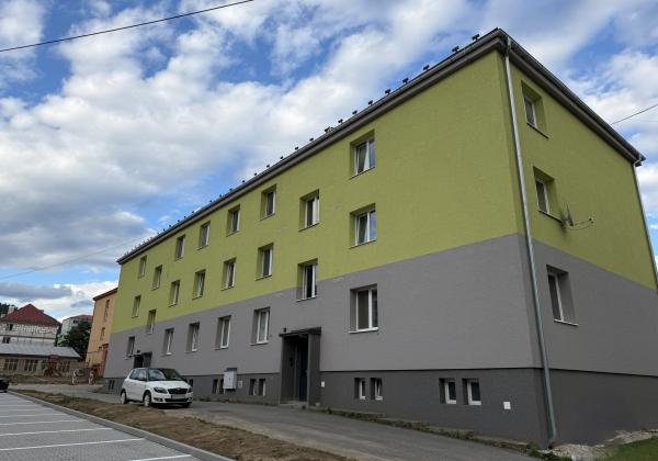 == Priestranný  2- izbový byt 65 m2 vo Valaskej - výborná cena za m2