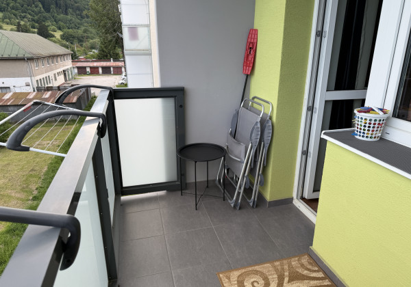 == Priestranný  2- izbový byt 65 m2 vo Valaskej - výborná cena za m2