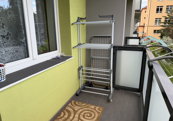 == Priestranný  2- izbový byt 65 m2 vo Valaskej - výborná cena za m2