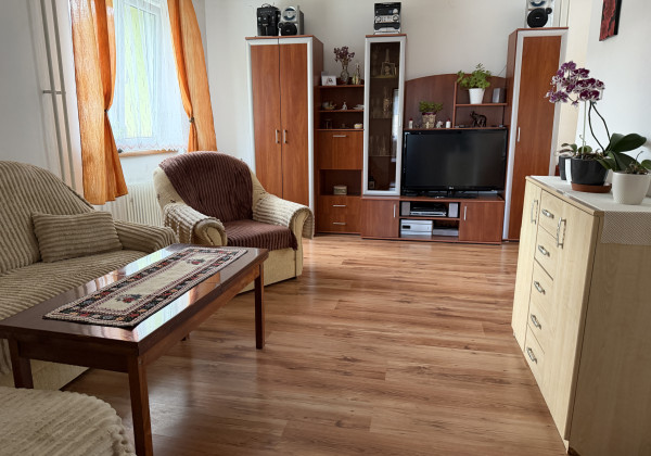 == Priestranný  2- izbový byt 65 m2 vo Valaskej - výborná cena za m2