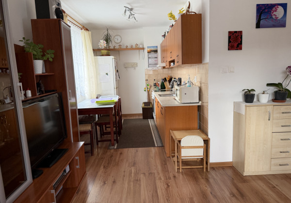 == Priestranný  2- izbový byt 65 m2 vo Valaskej - výborná cena za m2