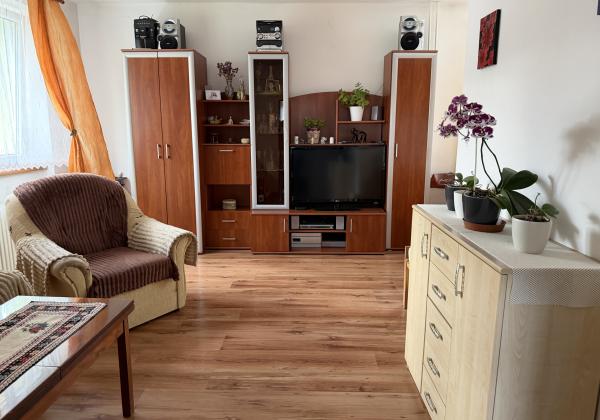 == Priestranný  2- izbový byt 65 m2 vo Valaskej - výborná cena za m2