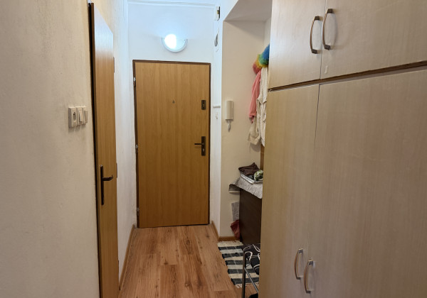 == Priestranný  2- izbový byt 65 m2 vo Valaskej - výborná cena za m2