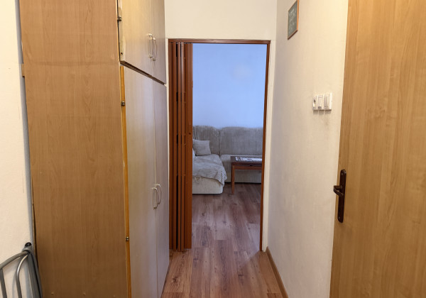 == Priestranný  2- izbový byt 65 m2 vo Valaskej - výborná cena za m2