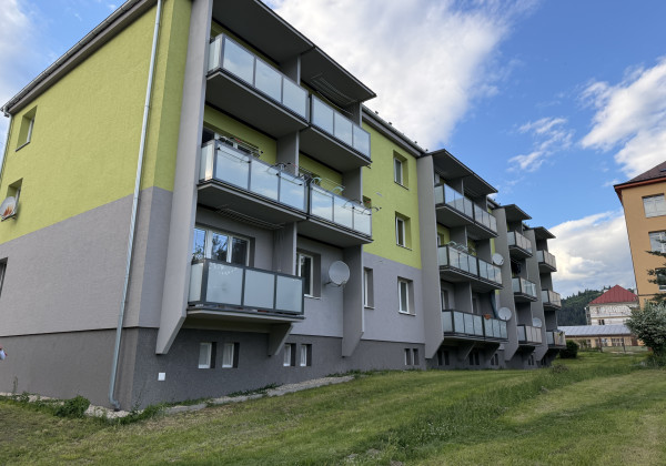 == Priestranný  2- izbový byt 65 m2 vo Valaskej - výborná cena za m2