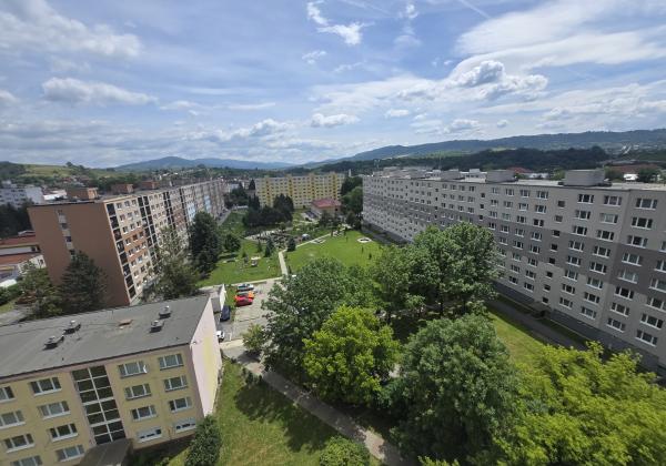 Prenájom - 1-izbový byt s 2 loggiami v centre Brezna
