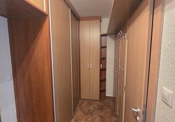 Prenájom - 1-izbový byt s 2 loggiami v centre Brezna