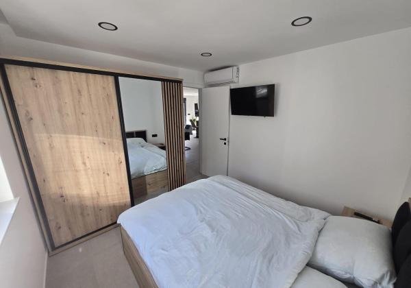 Chorvátsko - Novostavba apartmán s výhľadom na more len 150m od mora už len jeden v ponuke