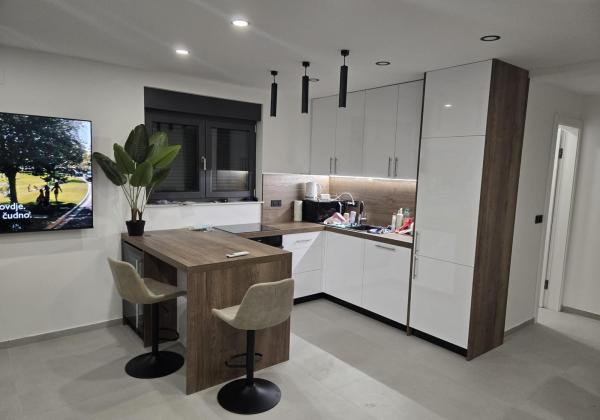 Chorvátsko - Novostavba apartmán s výhľadom na more len 150m od mora už len jeden v ponuke