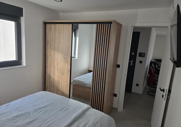 Chorvátsko - Novostavba apartmán s výhľadom na more len 150m od mora už len jeden v ponuke