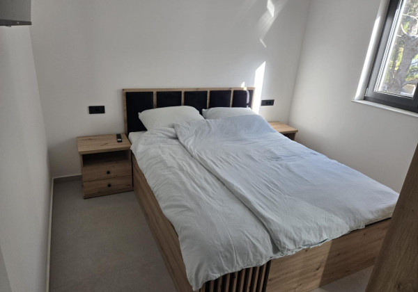 Chorvátsko - Novostavba apartmán s výhľadom na more len 150m od mora už len jeden v ponuke