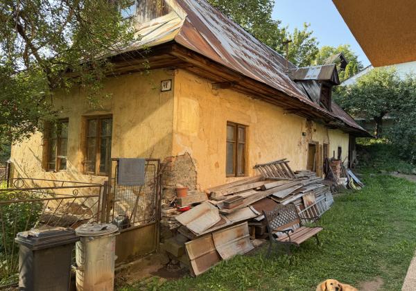 Pozemok so starším domom v Dolnej Lehote na predaj