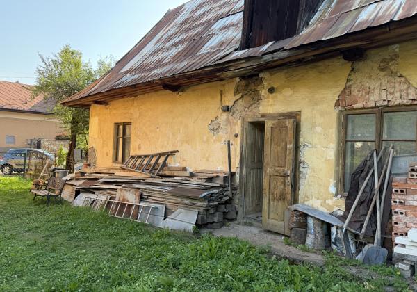 Pozemok so starším domom v Dolnej Lehote na predaj
