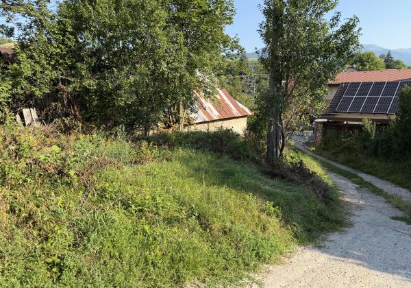 Pozemok so starším domom v Dolnej Lehote na predaj