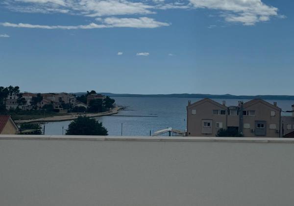 Apartmán so strešnou terasou len 100m od pieskovej pláže