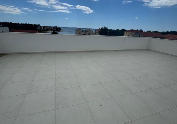 Apartmán so strešnou terasou len 100m od pieskovej pláže